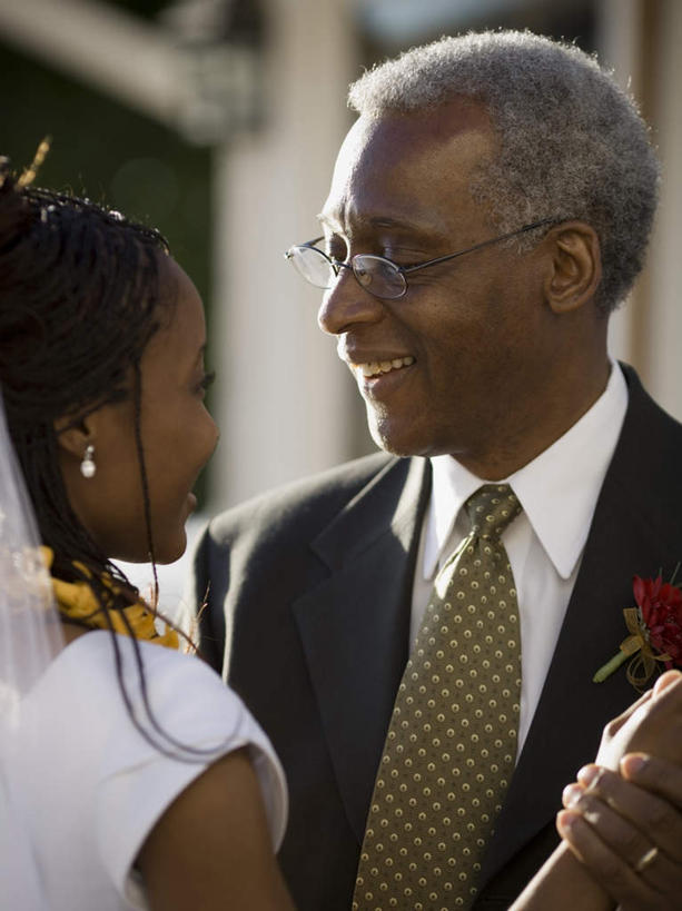 西方人,背部,两个人,家庭,父亲,女儿,新娘,站,握手,笑,微笑,露齿笑,竖图,室外,白天,正面,婚纱,衬衫,西装,婚礼,跳舞,快乐,欧洲,非洲,黑人,欧洲人,套装,头纱,正装,朦胧,模糊,庆祝,装饰,盛开,花环,眼镜,领带,结婚,花蕾,注视,职业装,相视,装饰品,花,花瓣,花朵,鲜花,耳环,饰品,首饰,花苞,花蕊,观察,看,站着,温暖,温馨,喜庆,父女,一家人,面对面,父爱,观看,纪念,老花镜,对视,华丽,修饰,点缀,和睦,察看,互视,象征,庄重,关注,相对,身份,舞姿,相看,衬托,美观,雅致,雅观,正式,地位,耳饰,远视眼镜,老年男性,男人,男性,年轻女性,女人,女性,非洲人,搀手,拉手,手搀手,手拉手,手牵手,手握手,站立,半身,彩图,衬衣,婚礼服,礼服,高兴,舞蹈,婚礼头纱,融洽