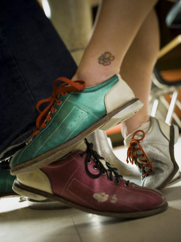 西方人,腿部,腿,两个人,坐,竖图,室内,特写,白天,侧面,运动鞋,爱情,时尚,鞋子,欧洲,欧洲人,裤子,浪漫,文化,纹身,温暖,温馨,恩爱,个性,恋人,信仰,和睦,刺青,追求,想象,文身,勇气,崇拜,张扬,男人,男性,年轻男性,年轻女性,女人,女性,白种人,情侣,坐着,半身,彩图,保龄球鞋,伴侣,融洽