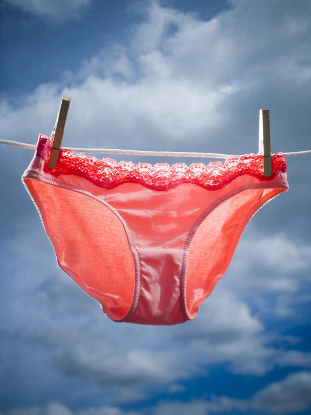 无人,竖图,室外,特写,白天,仰视,吊挂,悬挂,阴影,内裤,裤子,光线,木制,影子,云,云朵,挂,云彩,两个,一个,红色,蓝色,白云,蓝天,天空,阳光,夹子,晾衣绳,木制品,绳子,天,晴朗,单个,衣夹,晴空,彩图,低角度拍摄