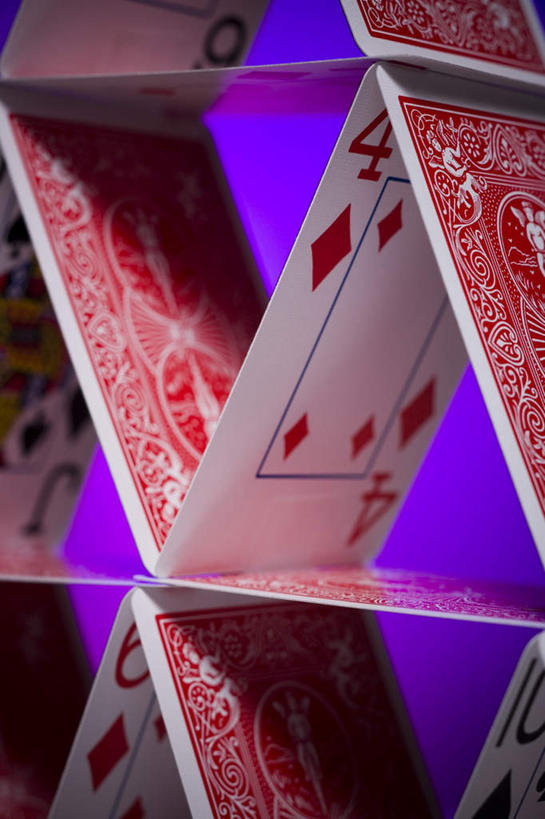 无人,竖图,室内,特写,白天,正面,游戏,赌博,贪欲,竞争,静物,扑克牌,纸牌,玩具,扑克,一排,紫色背景,整齐,并列,并排,三角形,图形,几何,玩,娱乐,刺激,排列,休闲,摄影,影棚,活动,队列,发泄,数学,消遣,智力,赌具,平行,投机,侥幸,欲望,宣泄,玩耍,嬉戏,彩图,影棚拍摄,拍摄,几何图形,胜负,输赢