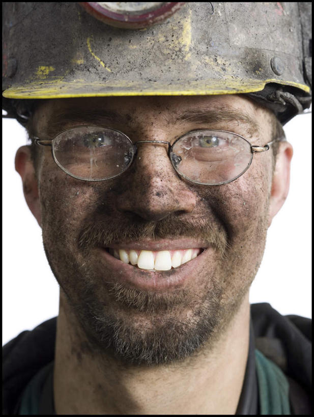 西方人,脸,头,脸颊,脖子,一个人,笑,微笑,露齿笑,竖图,室内,特写,白天,白色背景,正面,工作服,制服,帽子,照明,欧洲,欧洲人,仅一个男性,仅一个人,仅一个中年男性,头盔,眼镜,灯光,注视,灯,安全帽,灯具,观察,看,摄影,肮脏,影棚,观看,照亮,察看,照明设备,关注,近视眼镜,邋遢,工作制服,龌龊,污秽,安全灯,戴维灯,头戴安全灯,男人,男性,中年男性,白种人,头部,脖,颈,颈部,脸部,脸蛋,面部,半身,彩图,影棚拍摄,工作套服,拍摄