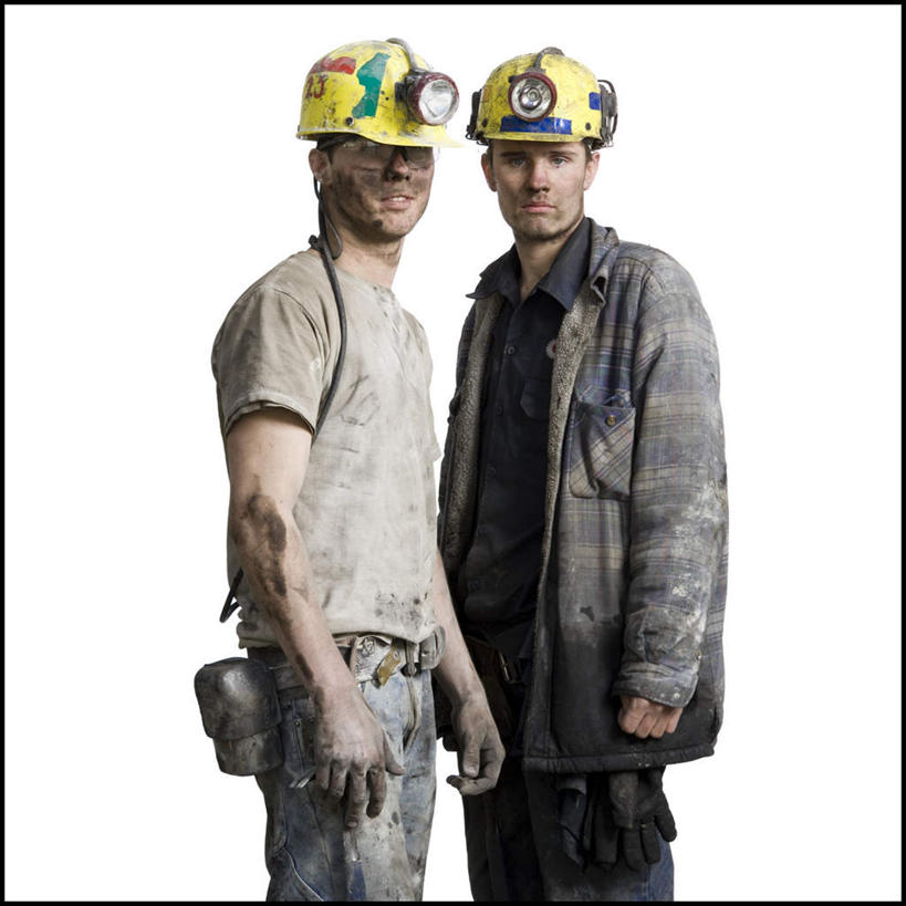 西方人,两个人,伙伴,朋友,站,方图,室内,白天,白色背景,侧面,工作服,制服,友谊,合作,团队,帽子,照明,欧洲,欧洲人,头盔,灯光,注视,灯,安全帽,灯具,观察,看,站着,战略,摄影,肮脏,影棚,观看,照亮,察看,照明设备,关注,邋遢,联合,合谋,工作制服,龌龊,污秽,安全灯,戴维灯,头戴安全灯,配合,协作,男人,男性,年轻男性,白种人,站立,半身,彩图,影棚拍摄,工作套服,拍摄