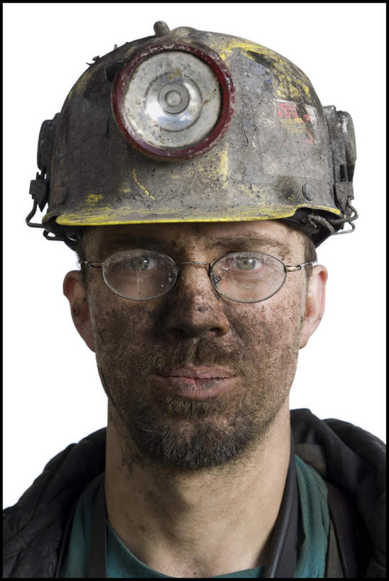西方人,脸,头,脸颊,脖子,一个人,竖图,室内,特写,白天,白色背景,正面,工作服,制服,帽子,照明,欧洲,欧洲人,仅一个男性,仅一个人,仅一个中年男性,头盔,眼镜,灯光,注视,灯,安全帽,灯具,观察,看,摄影,肮脏,影棚,观看,照亮,察看,照明设备,关注,近视眼镜,邋遢,工作制服,龌龊,污秽,安全灯,戴维灯,头戴安全灯,男人,男性,中年男性,白种人,头部,脖,颈,颈部,脸部,脸蛋,面部,半身,彩图,影棚拍摄,工作套服,拍摄