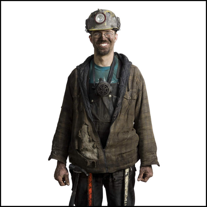 西方人,一个人,站,笑,微笑,露齿笑,方图,室内,白天,白色背景,正面,工作服,制服,帽子,照明,欧洲,欧洲人,仅一个男性,仅一个人,仅一个中年男性,头盔,灯光,注视,灯,安全帽,灯具,观察,看,站着,摄影,肮脏,影棚,观看,照亮,察看,照明设备,关注,邋遢,工作制服,龌龊,污秽,安全灯,戴维灯,头戴安全灯,男人,男性,中年男性,白种人,站立,半身,彩图,影棚拍摄,工作套服,拍摄