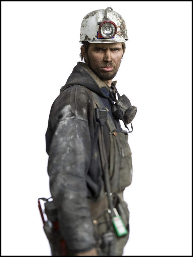 西方人,一个人,站,竖图,室内,白天,白色背景,侧面,工作服,制服,帽子,照明,欧洲,欧洲人,仅一个男性,仅一个人,头盔,灯光,扭头,注视,灯,仅一个年轻男性,安全帽,灯具,观察,看,站着,转头,摄影,肮脏,影棚,观看,照亮,察看,照明设备,关注,邋遢,工作制服,龌龊,污秽,安全灯,戴维灯,头戴安全灯,男人,男性,年轻男性,白种人,站立,半身,彩图,影棚拍摄,工作套服,拍摄