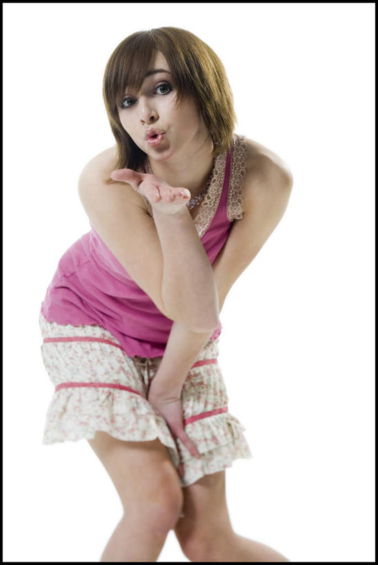 西方人,嘴,一个人,站,竖图,室内,白天,白色背景,正面,裙子,吊带,欧洲,欧洲人,仅一个年轻女性,仅一个女性,仅一个人,撑,弯腰,阴影,服装,反射,影子,托腮,吊带衫,衣服,粉色,嘟嘴,托,站着,撅嘴,短裙,摄影,服饰,影棚,半身裙,衣着,穿着,托下巴,弯身,衣饰,年轻女性,女人,女性,白种人,嘴巴,嘴唇,站立,半身,彩图,影棚拍摄,拍摄,飞吻