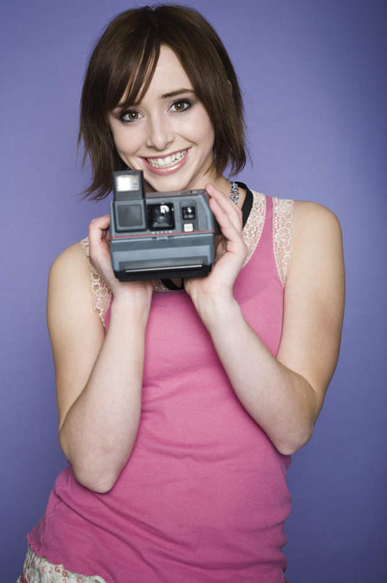 西方人,一个人,站,捧,笑,微笑,露齿笑,竖图,室内,白天,正面,相机,吊带,欧洲,欧洲人,仅一个年轻女性,仅一个女性,仅一个人,阴影,紫色背景,服装,反射,影子,注视,吊带衫,拍照,衣服,粉色,观察,看,站着,摄影,服饰,影棚,观看,察看,衣着,穿着,关注,拍立得,立拍得,衣饰,年轻女性,女人,女性,白种人,照相机,端,端着,捧着,手捧,站立,半身,彩图,影棚拍摄,拍摄,照相