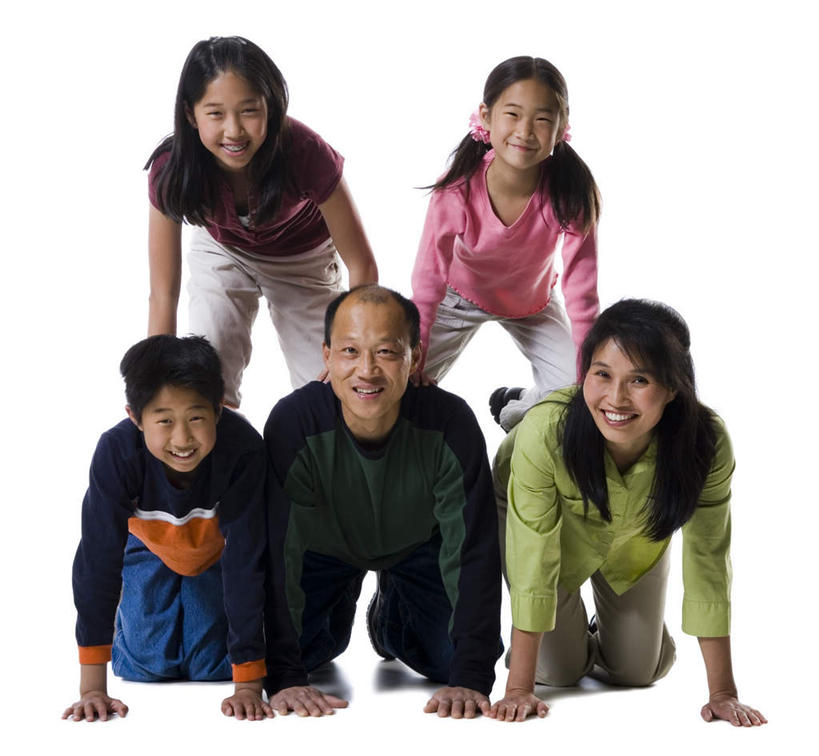 东方人,儿童,中年人,家庭,夫妻,母亲,父亲,女儿,儿子,叠罗汉,跪,笑,微笑,露齿笑,横图,室内,白天,白色背景,正面,爱情,游戏,纯洁,成功,合作,团队,集体,信心,亚洲,五个人,表演,阴影,服装,反射,影子,许多人,浪漫,玩,注视,休闲装,黄种人,娱乐,小孩,衣服,观察,看,一群人,休闲,温暖,温馨,父女,父子,母女,母子,一家人,休闲服,恩爱,父爱,可爱,母爱,童年,童趣,恋人,摄影,服饰,影棚,观看,活动,和睦,察看,成就,发泄,关注,消遣,智力,童真,烂漫,无邪,宣泄,技巧运动,体育活动,体育游戏,天真,男孩,男人,男性,女孩,女人,女性,中年男性,中年女性,亚洲人,孩子,夫妇,情侣,跪着,玩耍,嬉戏,彩图,全身,影棚拍摄,拍摄,伴侣,融洽,男生,女生