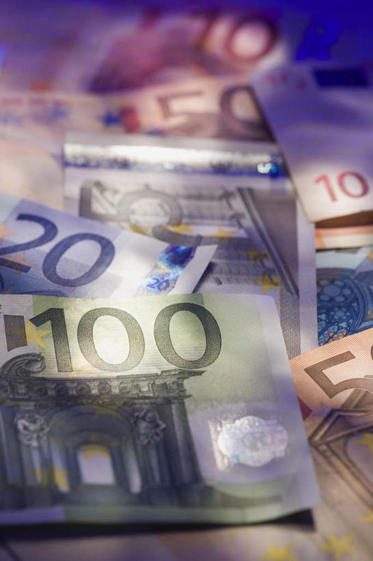 无人,竖图,俯视,室内,特写,白天,钱,静物,一堆,许多,阴影,堆叠,堆积,朦胧,模糊,反射,标志,钱币,文字,影子,字符,字母,欧元,标识,钞票,金融,纸币,经济,堆,流通,纸钞,贸易,阿拉伯文,阿拉伯语,阿拉伯字母,货币,现金,彩图,高角度拍摄