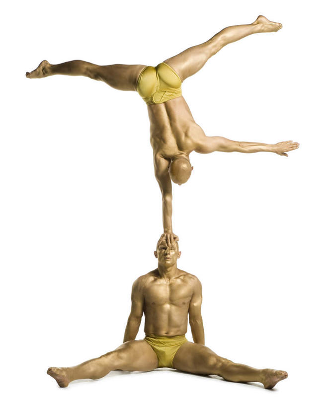 西方人,背部,腿部,脚,脚趾,脚趾甲,腿,两个人,演员,坐,举,竖图,室内,白天,白色背景,正面,欧洲,欧洲人,撑,倒立,阴影,内裤,反射,影子,注视,光脚,裸露,杂技,黄色,观察,看,托,赤脚,摄影,影棚,观看,张开双腿,察看,撑着,关注,裸,展开双腿,男人,男性,中年男性,白种人,脚指甲,举起,举手,举着,向上举,向上伸,向上托,坐着,彩图,全身,影棚拍摄,拍摄,杂伎,伸展双腿