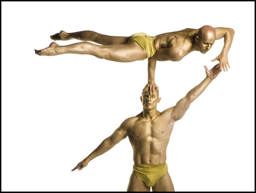 西方人,腿部,脚,脚趾,脚趾甲,腿,两个人,演员,站,举,握手,横图,室内,白天,白色背景,正面,欧洲,欧洲人,撑,阴影,内裤,反射,影子,注视,光脚,裸露,杂技,黄色,观察,看,托,站着,赤脚,摄影,影棚,观看,察看,撑着,关注,裸,男人,男性,中年男性,白种人,脚指甲,搀手,举起,举手,举着,拉手,手拉手,手握手,向上举,向上伸,向上托,站立,半身,彩图,影棚拍摄,拍摄,杂伎