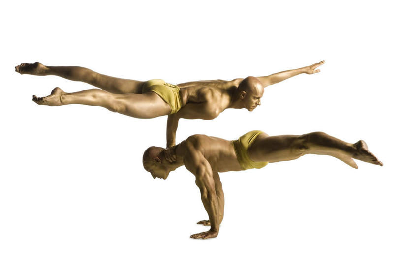 西方人,腿部,脚,脚趾,脚趾甲,腿,两个人,演员,举,俯卧撑,横图,室内,白天,白色背景,侧面,欧洲,欧洲人,阴影,内裤,反射,影子,注视,光脚,裸露,杂技,黄色,观察,看,托,赤脚,摄影,影棚,观看,张开双腿,察看,关注,裸,展开双腿,男人,男性,中年男性,白种人,脚指甲,伏地挺身,举起,举手,举着,向上举,向上伸,向上托,彩图,全身,影棚拍摄,拍摄,杂伎,掌上压,伸展双腿