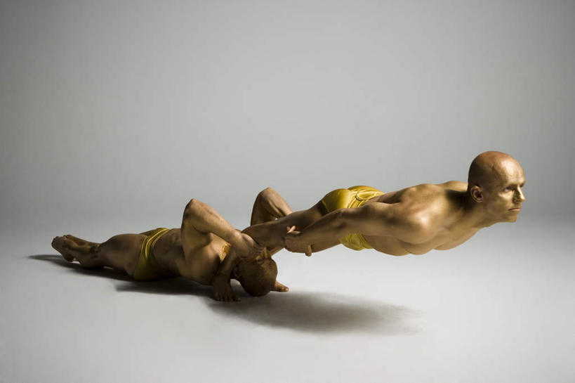 西方人,腿部,脚,脚趾,脚趾甲,腿,两个人,演员,躺,横图,室内,白天,侧面,欧洲,欧洲人,握,阴影,灰色背景,内裤,反射,影子,注视,光脚,裸露,杂技,黄色,观察,看,赤脚,握着,摄影,影棚,观看,察看,关注,裸,卧着,男人,男性,中年男性,白种人,脚指甲,躺着,卧,彩图,全身,影棚拍摄,拍摄,杂伎