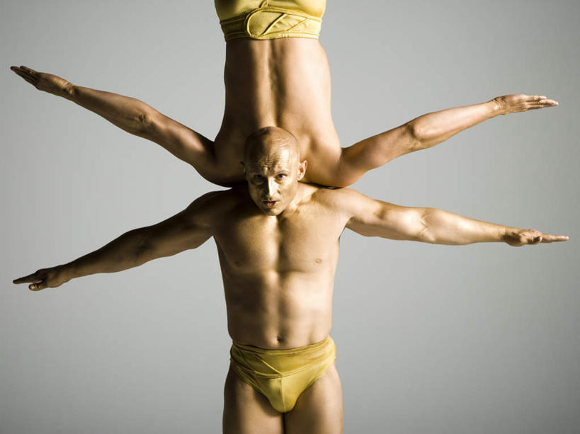 西方人,背部,两个人,演员,站,伸展双臂,横图,室内,白天,正面,欧洲,欧洲人,阴影,灰色背景,内裤,反射,影子,裸露,骑,杂技,黄色,扛,站着,摄影,影棚,裸,扛在肩上,骑在肩上,男人,男性,中年男性,白种人,敞开双臂,伸开双臂,展开双肩,站立,张开手臂,张开双臂,半身,彩图,影棚拍摄,拍摄,杂伎