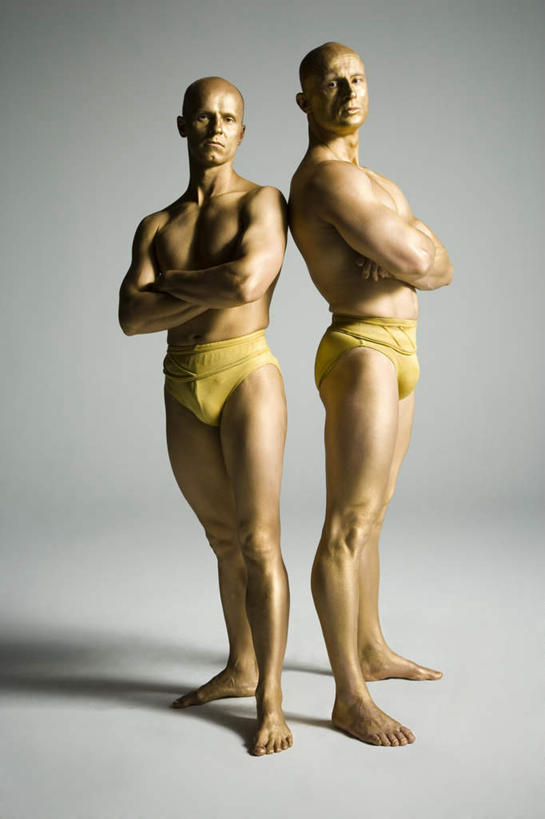 西方人,腿部,脚,脚趾,脚趾甲,腿,两个人,演员,站,双手交叉,竖图,室内,白天,侧面,欧洲,欧洲人,阴影,灰色背景,内裤,反射,影子,扭头,注视,光脚,裸露,杂技,黄色,观察,看,站着,转头,赤脚,摄影,影棚,观看,察看,双手抱胸,关注,裸,男人,男性,中年男性,白种人,脚指甲,站立,彩图,全身,影棚拍摄,拍摄,杂伎