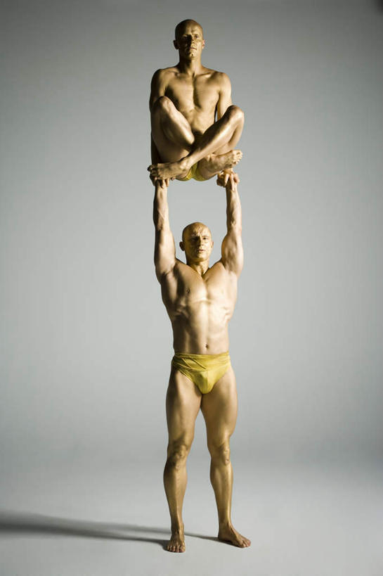 西方人,腿部,脚,脚趾,脚趾甲,腿,两个人,演员,站,坐,举,盘腿,竖图,室内,白天,正面,欧洲,欧洲人,阴影,灰色背景,内裤,反射,影子,注视,光脚,裸露,杂技,黄色,观察,看,托,站着,赤脚,摄影,影棚,观看,察看,关注,裸,男人,男性,中年男性,白种人,脚指甲,举起,举手,举着,盘腿而坐,盘膝,盘着腿的,盘着腿坐,双腿交叉,向上举,向上伸,向上托,站立,坐着,彩图,全身,影棚拍摄,拍摄,杂伎