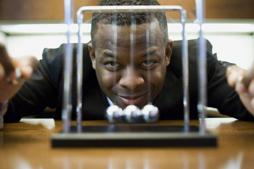 西方人,一个人,商务人士,商务男性,办公室,笑,微笑,横图,室内,白天,正面,衬衫,游戏,家具,桌子,欧洲,非洲,黑人,欧洲人,仅一个男性,仅一个人,仅一个中年男性,握,撞球,阴影,套装,服装,朦胧,模糊,反射,影子,办公桌,玩,注视,休闲装,娱乐,衣服,观察,看,趴着,休闲,休闲服,益智,握着,服饰,观看,活动,碰撞,察看,发泄,关注,消遣,智力,钢球,商务装,工薪阶层,循环,牛顿摆,物理,办公家具,宣泄,力学,惯性,惯性钢球,牛顿摆球,摇摆球,撞撞球,男人,男性,中年男性,非洲人,白领,上班族,趴,玩耍,嬉戏,半身,彩图,衬衣