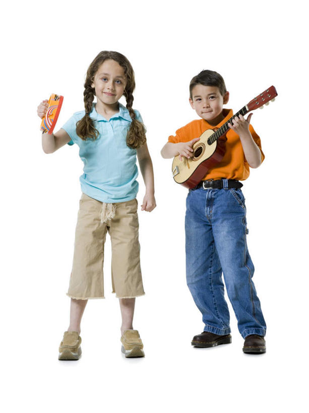 东方人,西方人,儿童,两个人,伙伴,朋友,站,笑,微笑,竖图,室内,白天,白色背景,正面,友谊,纯洁,欧洲,欧洲人,亚洲,一把,握,服装,裤子,吉他,乐器,铃鼓,弦乐器,音乐,拿,拿着,注视,休闲装,黄种人,一个,小孩,衣服,黄色,蓝色,观察,看,站着,休闲,休闲服,可爱,童年,童趣,弹,握着,摇,摄影,服饰,影棚,单个,观看,打击乐器,手鼓,察看,关注,弹拨弦鸣乐器,童真,烂漫,无邪,天真,友情,男孩,男人,男性,女孩,女人,女性,白种人,亚洲人,站立,彩图,全身,影棚拍摄,拍摄,弹拨弦乐器,男生,女生