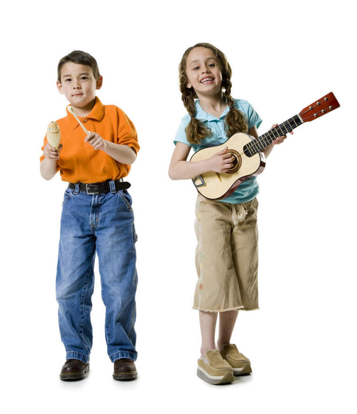 东方人,西方人,儿童,两个人,伙伴,朋友,站,笑,微笑,竖图,室内,白天,白色背景,正面,友谊,纯洁,欧洲,欧洲人,亚洲,一把,握,服装,裤子,吉他,乐器,弦乐器,拿,拿着,注视,休闲装,黄种人,小孩,衣服,黄色,蓝色,观察,看,站着,休闲,休闲服,可爱,童年,童趣,弹,握着,摇,摄影,服饰,影棚,观看,察看,关注,弹拨弦鸣乐器,童真,烂漫,无邪,天真,友情,男孩,男人,男性,女孩,女人,女性,白种人,亚洲人,站立,彩图,全身,影棚拍摄,拍摄,弹拨弦乐器,男生,女生