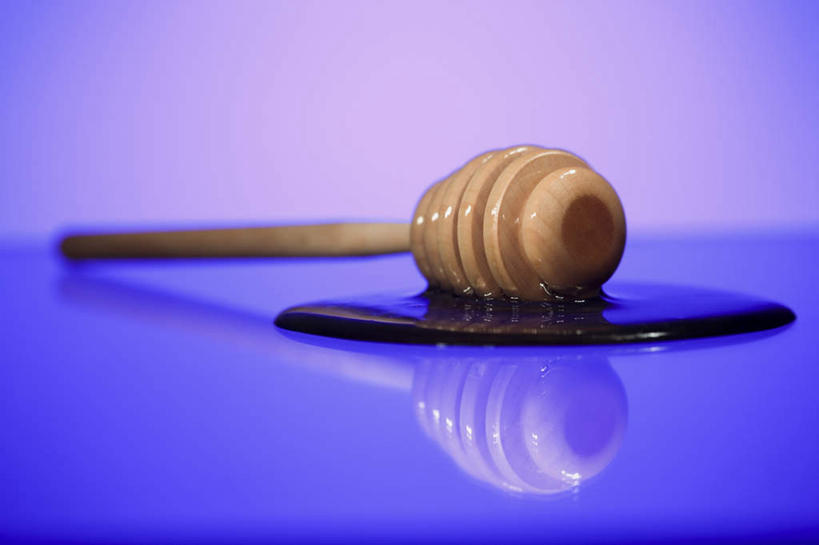 蜂蜜,无人,横图,室内,特写,白天,正面,阴影,蓝色背景,反射,木制,影子,一个,木制品,搅拌棒,摄影,影棚,单个,花蜜,止痛,解毒,冬酿,石蜜,彩图,影棚拍摄,拍摄