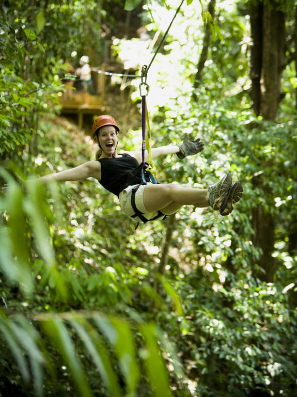 西方人,一个人,坐,伸展双臂,笑,微笑,露齿笑,竖图,室外,白天,正面,锻炼,旅游,度假,探险,安全,运动,植物,帽子,欧洲,欧洲人,仅一个年轻女性,仅一个女性,仅一个人,握,阴影,服装,光线,背心,头盔,影子,防护,注视,娱乐,极限运动,树,树木,衣服,绿色,阳光,自然,安全帽,手套,观察,看,享受,休闲,橘色,放松,抬脚,握着,服饰,生长,成长,观看,保护,察看,衣着,穿着,关注,室外运动,下降,降落,保险,户外运动,速降,保全,周全,安稳,安定,一顶,防护手套,衣饰,降低,下跌,下落,冒险,平安,体育,年轻女性,女人,女性,白种人,敞开双臂,伸开双臂,展开双肩,张开手臂,张开双臂,坐着,彩图,全身,健身