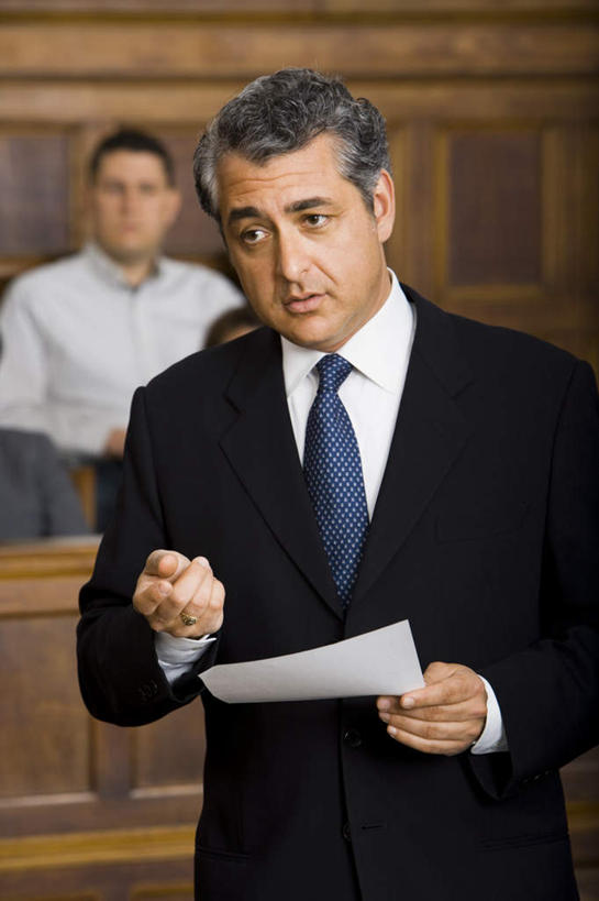 西方人,两个人,律师,观众,站,竖图,室内,白天,正面,衬衫,西装,欧洲,欧洲人,握,套装,服装,正装,朦胧,模糊,材料,档案,文件,纸,法院,许多人,拿,拿着,注视,职业装,衣服,手稿,资料,观察,看,站着,握着,服饰,观看,证明,察看,法庭,衣着,穿着,关注,文档,衣饰,老年男性,男人,男性,中年男性,白种人,法律家,法学家,观赏人员,站立,半身,彩图,衬衣