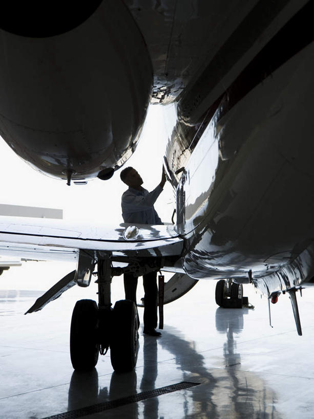 西方人,一个人,商务人士,商务男性,站,竖图,室外,白天,侧面,衬衫,飞机,飞机场,欧洲,非洲,黑人,欧洲人,仅一个男性,仅一个人,套装,服装,交通,背光,航空,仅一个年轻男性,衣服,交通工具,站着,运输,服饰,客机,衣着,穿着,载具,商务装,逆光,工薪阶层,衣饰,昂首,男人,男性,年轻男性,非洲人,白领,上班族,举手,抬头,仰头,站立,彩图,全身,衬衣