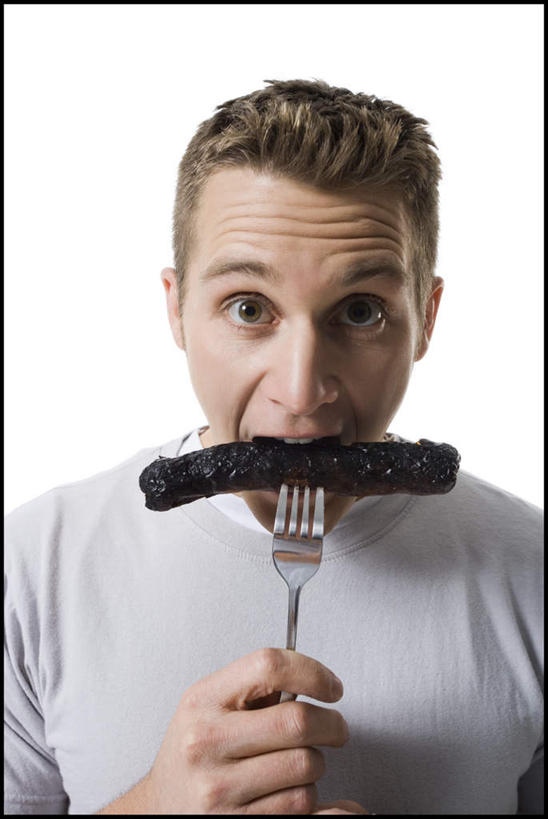 西方人,一个人,站,吃,竖图,室内,白天,白色背景,正面,餐具,欧洲,欧洲人,仅一个男性,仅一个人,握,服装,叉子,肉,香肠,腊肠,拿,拿着,注视,休闲装,猪肉,肉类,仅一个年轻男性,一个,衣服,观察,看,站着,休闲,休闲服,握着,摄影,服饰,影棚,单个,观看,察看,关注,肉食,餐叉,豚肉,男人,男性,年轻男性,白种人,进餐用具,嚼,食,站立,半身,彩图,影棚拍摄,拍摄