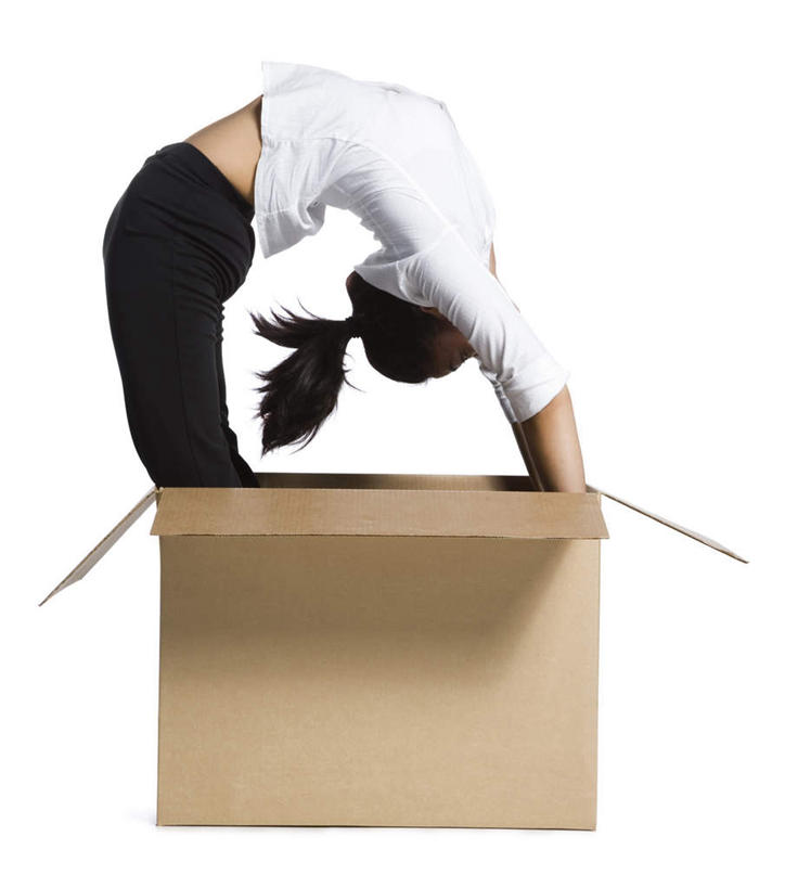 东方人,一个人,商务人士,商务女性,站,竖图,室内,白天,白色背景,侧面,锻炼,运动,亚洲,仅一个年轻女性,仅一个女性,仅一个人,弯腰,套装,包装,纸箱,黄种人,一个,杂技,容器,箱子,站着,活力,摄影,影棚,单个,优美,纸板箱,商务装,工薪阶层,包装箱,弯身,柔术,体育,年轻女性,女人,女性,亚洲人,白领,上班族,站立,彩图,全身,影棚拍摄,健身,拍摄,柔身术,软功