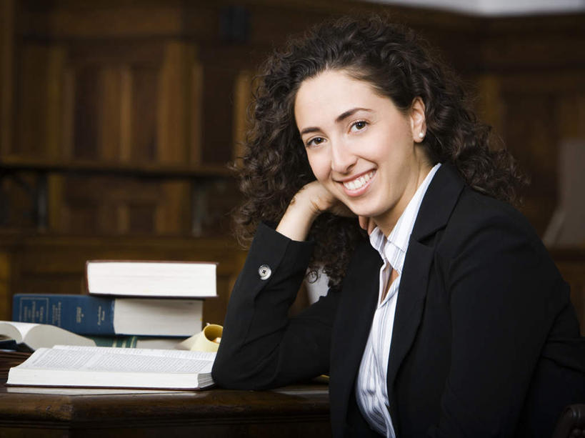 西方人,一个人,律师,坐,笑,微笑,露齿笑,横图,室内,白天,侧面,西装,桌子,书籍,欧洲,欧洲人,仅一个年轻女性,仅一个女性,仅一个人,撑,套装,正装,材料,档案,文件,纸,办公桌,墙,扭头,托腮,注视,职业装,墙壁,墙面,手稿,资料,观察,看,托,转头,观看,证明,察看,关注,托下巴,文档,年轻女性,女人,女性,白种人,法律家,法学家,书,图书,坐着,半身,彩图