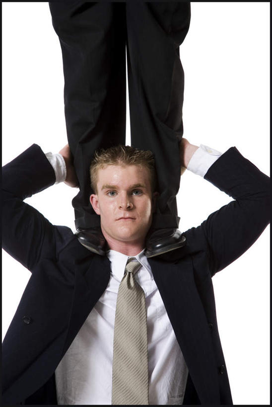 西方人,两个人,同事,商务人士,商务男性,叠罗汉,站,抱,竖图,室内,白天,白色背景,正面,衬衫,游戏,成功,合作,团队,集体,信心,欧洲,欧洲人,表演,套装,领带,玩,注视,娱乐,队伍,观察,看,站着,休闲,摄影,影棚,抱着,观看,活动,察看,领导,搂着,象征,庄重,成就,发泄,关注,消遣,智力,商务装,身份,合伙,领袖,工薪阶层,宣泄,正式,地位,技巧运动,体育活动,体育游戏,年轻女性,女人,女性,白种人,白领,上班族,怀抱,搂,搂抱,玩耍,嬉戏,相抱,拥抱,站立,半身,彩图,影棚拍摄,衬衣,拍摄