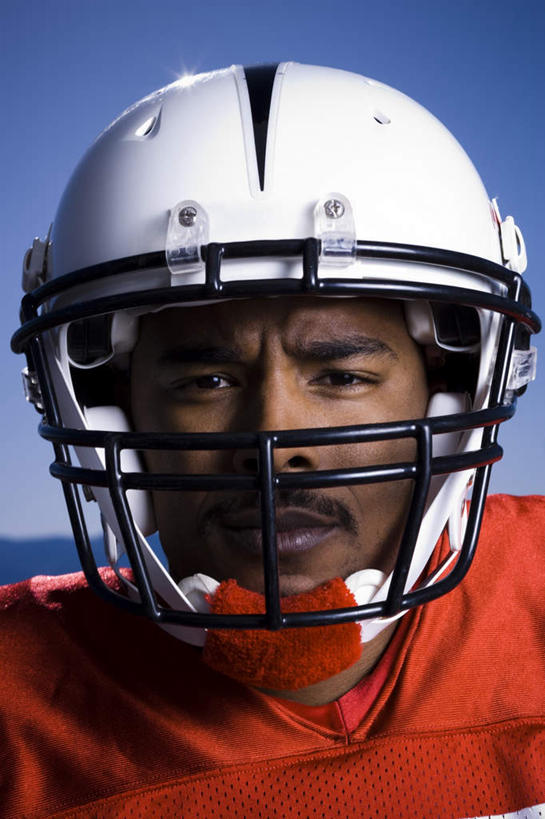 西方人,脸,头,脸颊,一个人,运动员,站,竖图,室外,特写,白天,正面,运动服,帽子,欧洲,非洲,黑人,欧洲人,仅一个男性,仅一个人,服装,头盔,注视,肩膀,仅一个年轻男性,衣服,红色,安全帽,观察,看,站着,服饰,观看,察看,衣着,穿着,关注,橄榄球运动员,衣饰,男人,男性,年轻男性,非洲人,头部,脸部,脸蛋,面部,体育运动员,运动选手,站立,半身,彩图,运动装