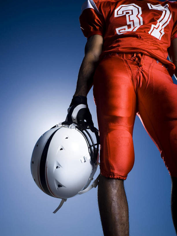 西方人,一个人,运动员,站,竖图,室外,白天,仰视,运动服,太阳,帽子,欧洲,非洲,黑人,欧洲人,仅一个男性,仅一个人,阴影,服装,光线,标志,数字,头盔,文字,影子,字符,拎,标识,仅一个年轻男性,衣服,红色,蓝色,蓝天,天空,阳光,安全帽,天,站着,阿拉伯数字,服饰,晴朗,衣着,穿着,橄榄球运动员,万里无云,衣饰,男人,男性,年轻男性,非洲人,晴空,晴空万里,体育运动员,运动选手,站立,半身,彩图,低角度拍摄,拎着,运动装