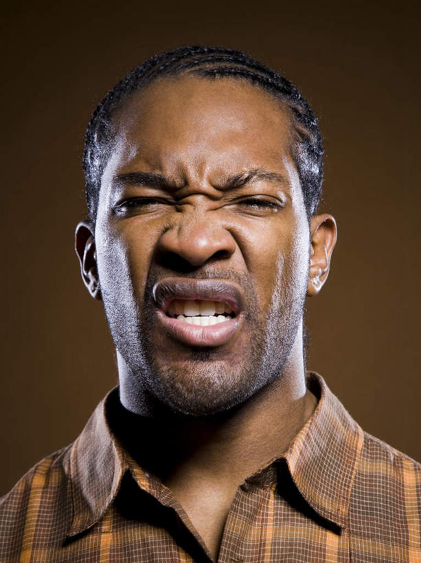 西方人,脸,头,脸颊,一个人,站,竖图,室内,特写,白天,正面,衬衫,欧洲,非洲,黑人,欧洲人,仅一个男性,仅一个人,棕色背景,服装,注视,休闲装,肩膀,仅一个年轻男性,衣服,观察,看,站着,休闲,休闲服,摄影,服饰,影棚,观看,察看,关注,藐视,轻蔑,轻视,男人,男性,年轻男性,非洲人,头部,脸部,脸蛋,面部,站立,半身,彩图,影棚拍摄,衬衣,拍摄