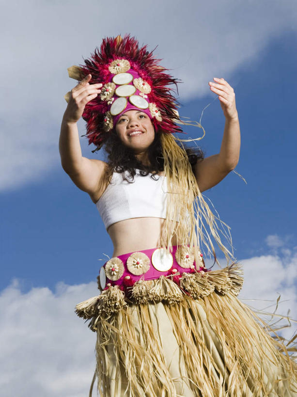 西方人,一个人,跳舞者,举,笑,微笑,露齿笑,竖图,室外,白天,仰视,裙子,跳舞,欧洲,欧洲人,仅一个年轻女性,仅一个女性,仅一个人,阴影,光线,影子,云,云朵,云彩,注视,蓝色,白云,蓝天,天空,阳光,天,观察,看,托,晴朗,观看,半身裙,察看,关注,草裙舞,草裙,舞姿,年轻女性,女人,女性,白种人,晴空,舞蹈家,舞蹈演员,舞者,举起,举手,举着,向上举,向上伸,向上托,半身,彩图,低角度拍摄,舞蹈,呼拉舞