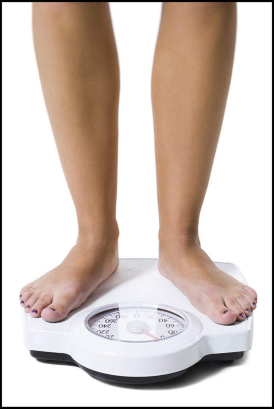 西方人,腿部,脚,脚趾,脚趾甲,腿,一个人,竖图,室内,特写,白天,白色背景,正面,欧洲,欧洲人,仅一个年轻女性,仅一个女性,仅一个人,服装,休闲装,光脚,衣服,休闲,赤脚,休闲服,摄影,服饰,影棚,年轻女性,女人,女性,白种人,脚指甲,半身,彩图,影棚拍摄,拍摄