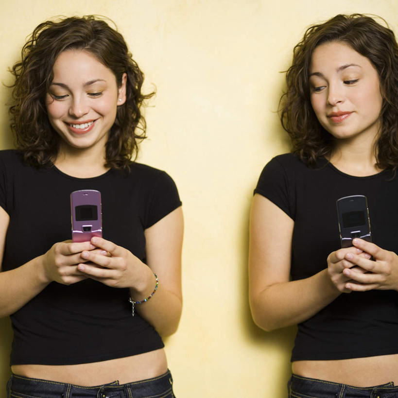 西方人,两个人,家庭,双胞胎,站,笑,打电话,微笑,露齿笑,方图,室内,白天,正面,电话,手机,欧洲,欧洲人,握,黄色背景,服装,注视,休闲装,通讯设备,衣服,黑色,观察,看,站着,休闲,温暖,温馨,一家人,休闲服,握着,摄影,服饰,影棚,观看,和睦,察看,关注,偷窥,窃看,窃视,交流,年轻女性,女人,女性,白种人,沟通,通话,站立,半身,彩图,影棚拍摄,拍摄,两部,融洽