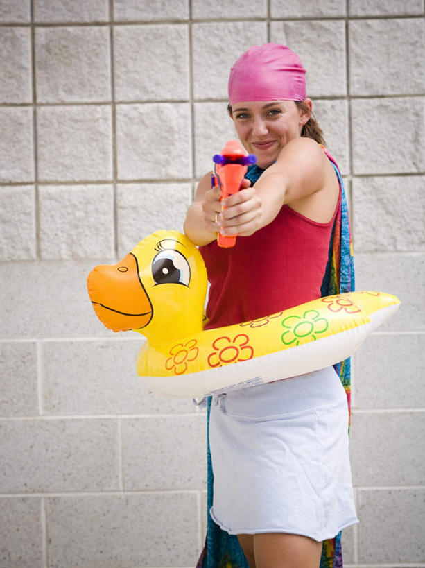 游泳,西方人,一个人,站,笑,微笑,露齿笑,竖图,室内,白天,侧面,游戏,玩具,欧洲,欧洲人,仅一个年轻女性,仅一个女性,仅一个人,握,服装,救生圈,塑料,墙,玩,注视,休闲装,娱乐,墙壁,墙面,衣服,白色,塑料制品,游泳圈,观察,看,站着,休闲,休闲服,益智,握着,充气,服饰,观看,活动,水枪,察看,救生,发泄,关注,消遣,智力,宣泄,泅水,玩具水枪,年轻女性,女人,女性,白种人,玩耍,嬉戏,站立,半身,彩图