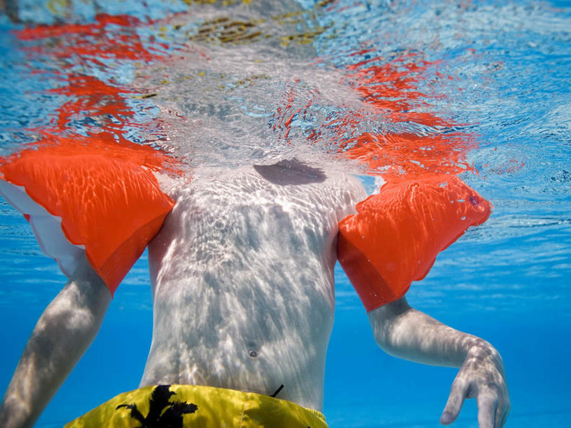 游泳,西方人,儿童,一个人,体育馆,游泳池,横图,室外,白天,正面,锻炼,旅游,度假,纯洁,运动,水,欧洲,欧洲人,仅一个男性,仅一个人,阴影,泳裤,光线,救生圈,眼镜,影子,泳镜,塑料,水池,水面,娱乐,泳池,裸露,小孩,阳光,塑料制品,游泳圈,游泳眼镜,仅一个小孩,享受,休闲,放松,可爱,童年,童趣,充气,一份,游泳馆,救生,室外运动,裸,户外运动,童真,烂漫,无邪,泅水,拍浮,天真,男孩,男人,男性,白种人,孩子,半身,彩图,健身,浮圈,手臂浮圈,手臂圈,手臂游泳圈,男生