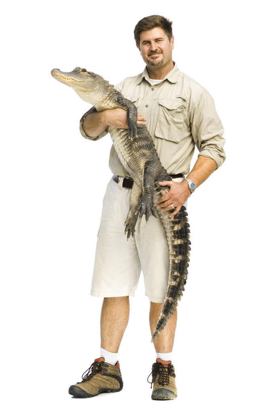 西方人,一个人,站,抱,笑,微笑,竖图,室内,白天,白色背景,正面,鳄鱼,野生动物,欧洲,欧洲人,仅一个男性,仅一个人,仅一个中年男性,阴影,服装,反射,爬行动物,影子,注视,休闲装,一只,衣服,动物,观察,看,站着,休闲,休闲服,摄影,服饰,影棚,抱着,观看,察看,搂着,关注,凶猛,美洲鳄,饲养员,残暴,凶残,男人,男性,中年男性,白种人,搂,搂抱,站立,彩图,全身,影棚拍摄,拍摄