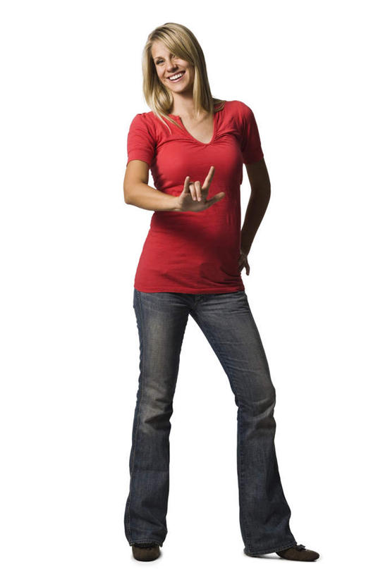 西方人,小拇指,一个人,站,笑,微笑,露齿笑,竖图,室内,白天,白色背景,正面,欧洲,欧洲人,仅一个年轻女性,仅一个女性,仅一个人,阴影,服装,裤子,反射,影子,注视,牛仔裤,休闲装,衣服,红色,观察,看,手势,站着,休闲,休闲服,竖,摄影,服饰,影棚,观看,翘,察看,食指,关注,示爱,爱你,年轻女性,女人,女性,白种人,站立,彩图,全身,影棚拍摄,拍摄