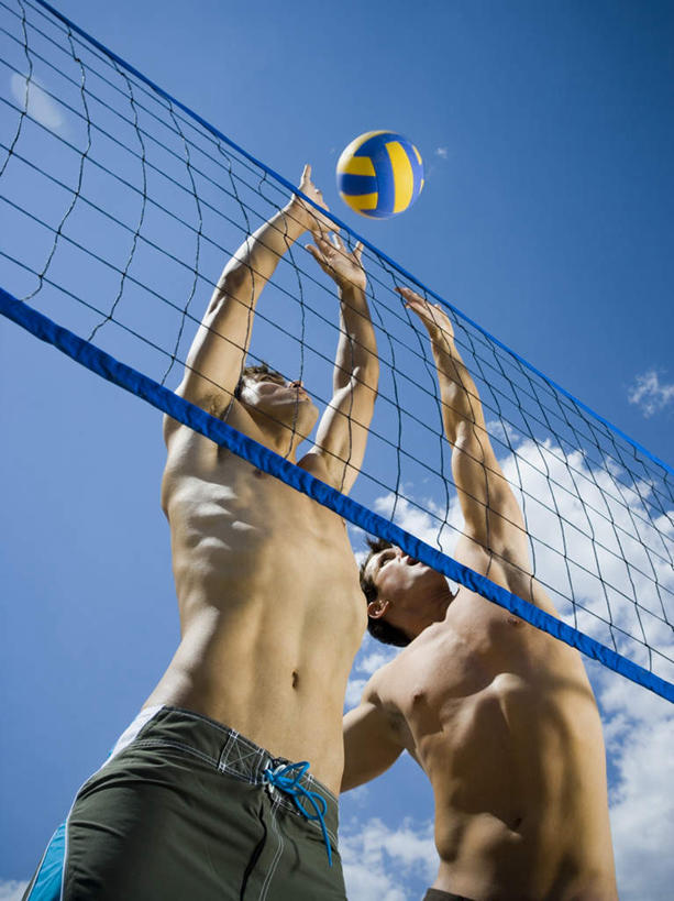 西方人,两个人,伙伴,朋友,跳,举,竖图,室外,白天,仰视,锻炼,旅游,度假,友谊,运动,排球,太阳,欧洲,欧洲人,阴影,泳裤,光线,影子,云,云朵,球网,排球装备,半空,沙滩排球,云彩,注视,娱乐,运动器械,裸露,蓝色,白云,蓝天,天空,阳光,天,观察,看,托,享受,休闲,健身器械,放松,晴朗,观看,察看,关注,室外运动,裸,健身器材,户外运动,沙排,羽毛球球网,羽毛球网,友情,排球运动,男人,男性,年轻男性,白种人,晴空,举起,举手,举着,抬头,跳跃,向上举,向上伸,向上托,仰头,半身,彩图,低角度拍摄,健身,运动器材