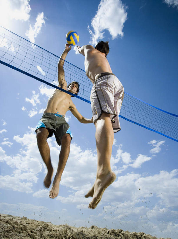 西方人,腿部,脚,脚趾,脚趾甲,腿,两个人,伙伴,朋友,跳,举,竖图,室外,白天,仰视,锻炼,旅游,度假,友谊,运动,排球,太阳,欧洲,欧洲人,阴影,泳裤,光线,影子,云,云朵,球网,排球装备,半空,沙滩排球,云彩,注视,光脚,娱乐,运动器械,裸露,蓝色,白云,蓝天,天空,阳光,天,观察,看,托,享受,休闲,赤脚,健身器械,放松,晴朗,观看,察看,关注,室外运动,裸,健身器材,户外运动,沙排,羽毛球球网,羽毛球网,友情,排球运动,男人,男性,年轻男性,白种人,脚指甲,晴空,举起,举手,举着,抬头,跳跃,向上举,向上伸,向上托,仰头,彩图,低角度拍摄,全身,健身,运动器材