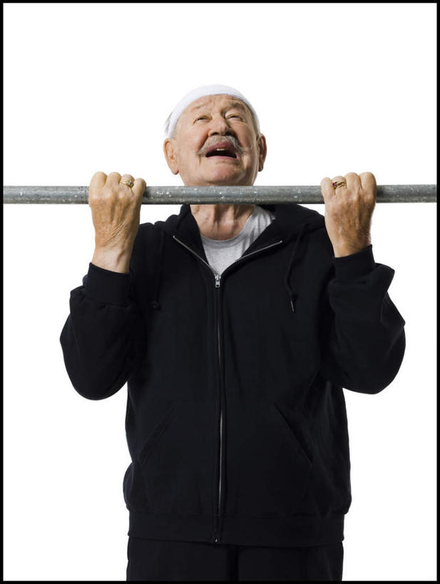 西方人,一个人,笑,引体向上,大笑,竖图,室内,白天,白色背景,正面,运动服,兴奋,单杠,帽子,欧洲,欧洲人,仅一个男性,仅一个人,吊挂,握,悬挂,阴影,服装,反射,影子,挂,注视,运动器械,衣服,黑色,观察,看,张嘴,仅一个老年男性,健身器械,握着,摄影,服饰,影棚,观看,察看,衣着,穿着,关注,健身器材,张大嘴巴,哈哈大笑,棉帽,衣饰,老年男性,男人,男性,白种人,张开嘴,抬头,仰头,引体上升,半身,彩图,影棚拍摄,高兴,狂笑,拍摄,运动器材,运动装