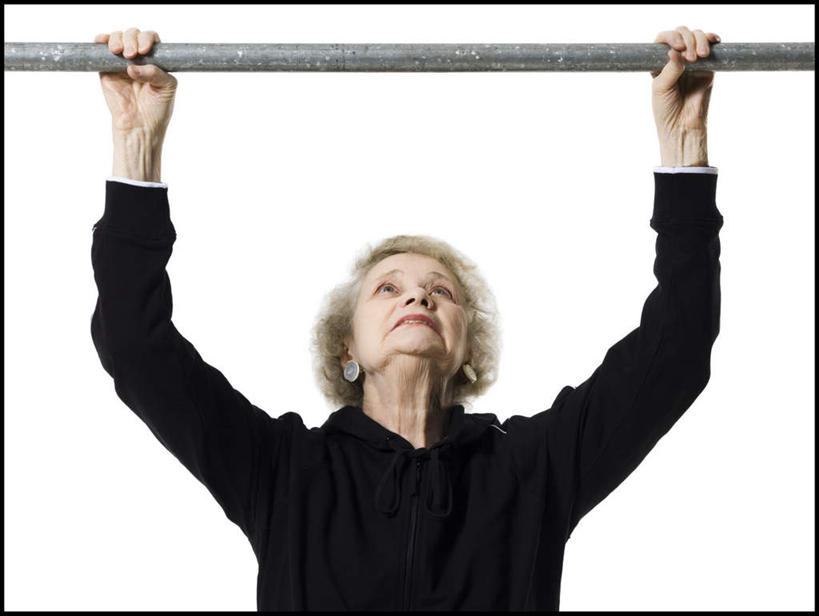 西方人,一个人,引体向上,横图,室内,白天,白色背景,正面,运动服,单杠,欧洲,欧洲人,仅一个女性,仅一个人,吊挂,握,悬挂,阴影,服装,反射,影子,挂,注视,运动器械,衣服,黑色,观察,看,健身器械,握着,摄影,服饰,仅一个老年女性,影棚,观看,察看,衣着,穿着,关注,健身器材,衣饰,老年女性,女人,女性,白种人,抬头,仰头,引体上升,半身,彩图,影棚拍摄,拍摄,运动器材,运动装