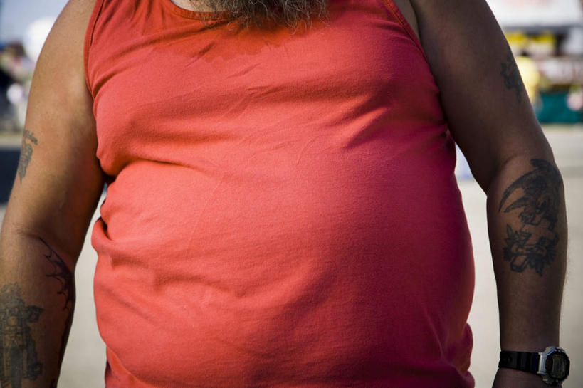 西方人,腹部,一个人,站,横图,室外,特写,白天,正面,时尚,欧洲,欧洲人,仅一个男性,仅一个人,仅一个中年男性,阴影,服装,朦胧,模糊,时间,反射,背心,时钟,手表,影子,计时,文化,纹身,衣服,红色,钟表,站着,表,个性,服饰,信仰,腕表,衣着,穿着,刺青,追求,啤酒肚,想象,文身,勇气,崇拜,张扬,衣饰,男人,男性,中年男性,白种人,腹,肚子,钟,站立,半身,彩图