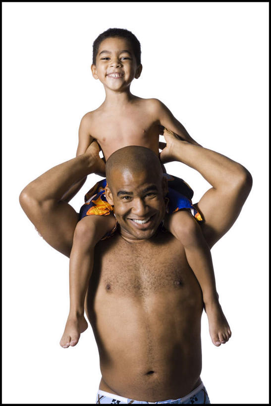 西方人,儿童,腿部,脚,脚趾,脚趾甲,腿,两个人,家庭,父亲,儿子,站,坐,举,笑,微笑,露齿笑,竖图,室内,白天,白色背景,正面,纯洁,欧洲,非洲,黑人,欧洲人,阴影,泳裤,反射,影子,注视,光脚,裸露,小孩,骑,观察,看,扛,托,站着,温暖,温馨,父子,一家人,赤脚,父爱,可爱,童年,童趣,摄影,影棚,观看,和睦,察看,关注,裸,童真,烂漫,无邪,扛在肩上,骑在肩上,天真,男孩,男人,男性,年轻男性,非洲人,孩子,年轻人,脚指甲,举起,举手,举着,向上举,向上伸,向上托,站立,坐着,半身,彩图,影棚拍摄,拍摄,融洽,男生