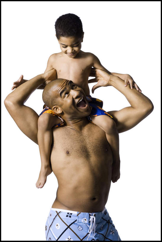 西方人,儿童,腿部,脚,脚趾,脚趾甲,腿,两个人,家庭,父亲,儿子,站,坐,举,笑,微笑,露齿笑,竖图,室内,白天,白色背景,正面,纯洁,欧洲,非洲,黑人,欧洲人,阴影,泳裤,反射,影子,扭头,注视,光脚,裸露,小孩,骑,观察,看,扛,托,站着,转头,温暖,温馨,父子,一家人,赤脚,父爱,可爱,童年,童趣,摄影,影棚,观看,和睦,察看,关注,裸,童真,烂漫,无邪,扛在肩上,骑在肩上,天真,男孩,男人,男性,年轻男性,非洲人,孩子,年轻人,脚指甲,举起,举手,举着,向上举,向上伸,向上托,站立,坐着,半身,彩图,影棚拍摄,拍摄,融洽,男生