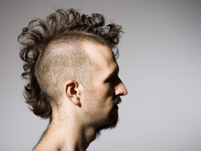 西方人,脸,头,脸颊,胡须,一个人,站,笑,微笑,露齿笑,横图,室内,特写,白天,侧面,欧洲,欧洲人,仅一个男性,仅一个人,仅一个中年男性,灰色背景,注视,裸露,肩膀,观察,看,站着,摄影,影棚,观看,怪异,察看,关注,奇怪,神奇,奇幻,裸,奇特,莫西干头,莫西干发型,古怪,奇异,莫西干头型,乖张,男人,男性,中年男性,白种人,头部,胡子,络腮胡,脸部,脸蛋,面部,站立,半身,彩图,影棚拍摄,拍摄