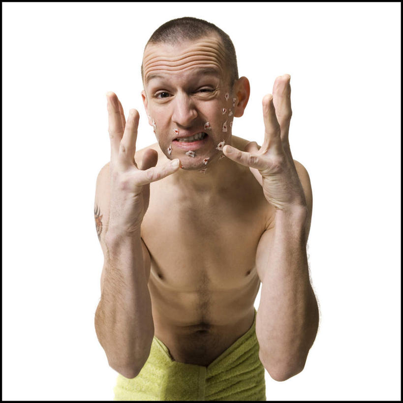 西方人,秃头,一个人,站,举,方图,室内,白天,白色背景,正面,欧洲,欧洲人,仅一个男性,仅一个人,仅一个中年男性,阴影,反射,纺织物,影子,浴巾,注视,裸露,绿色,毛巾,观察,看,清洁,托,站着,难受,忧伤,摄影,影棚,观看,保暖,察看,难过,尴尬,关注,痛苦,裸,惆怅,透气,防水,储水,耐磨,吸水,丢脸,难熬,难得,难堪,难看,为难,男人,男性,中年男性,白种人,光头,无发,举起,举手,举着,向上举,向上伸,向上托,站立,半身,彩图,影棚拍摄,拍摄